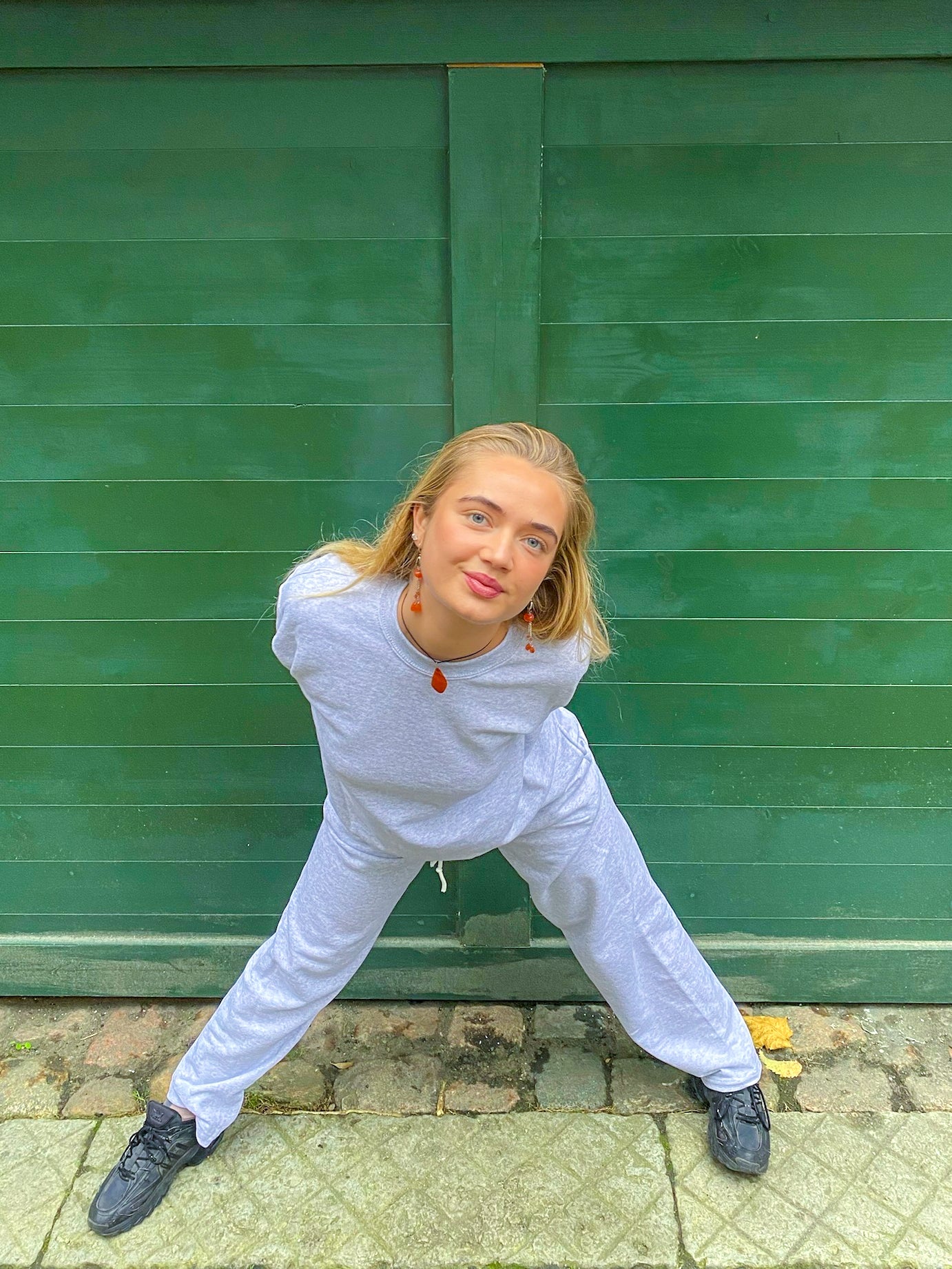 Caroline er 169 cm høj og bruger størrelse L. | uden grå
