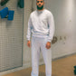 Hamza er 193 cm høj og bruger størrelse XL. | uden grå