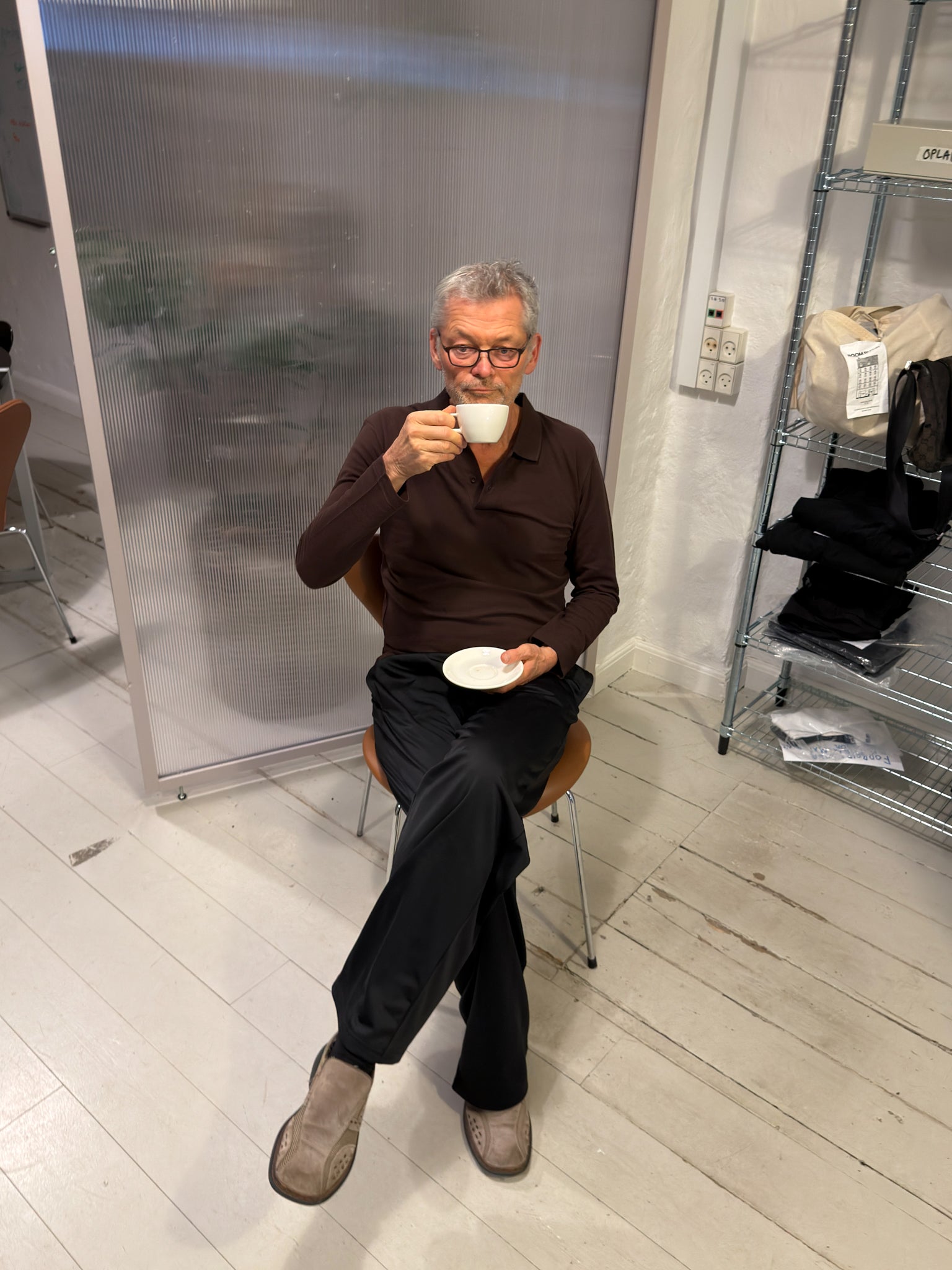 Jens er 186 cm høj og bruger størrelse L. | mørkebrun