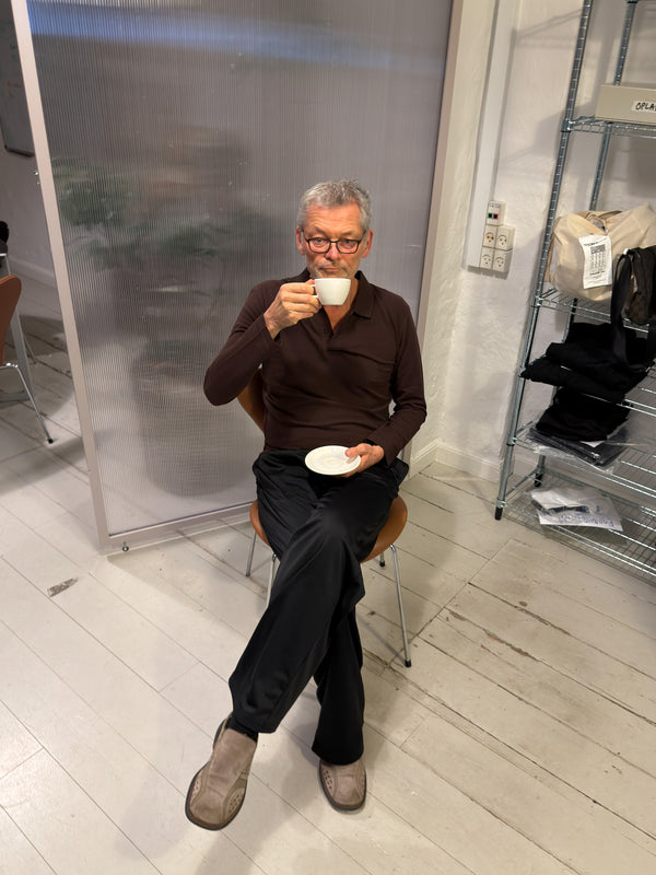 Jens er 186 cm høj og bruger størrelse L. | mørkebrun