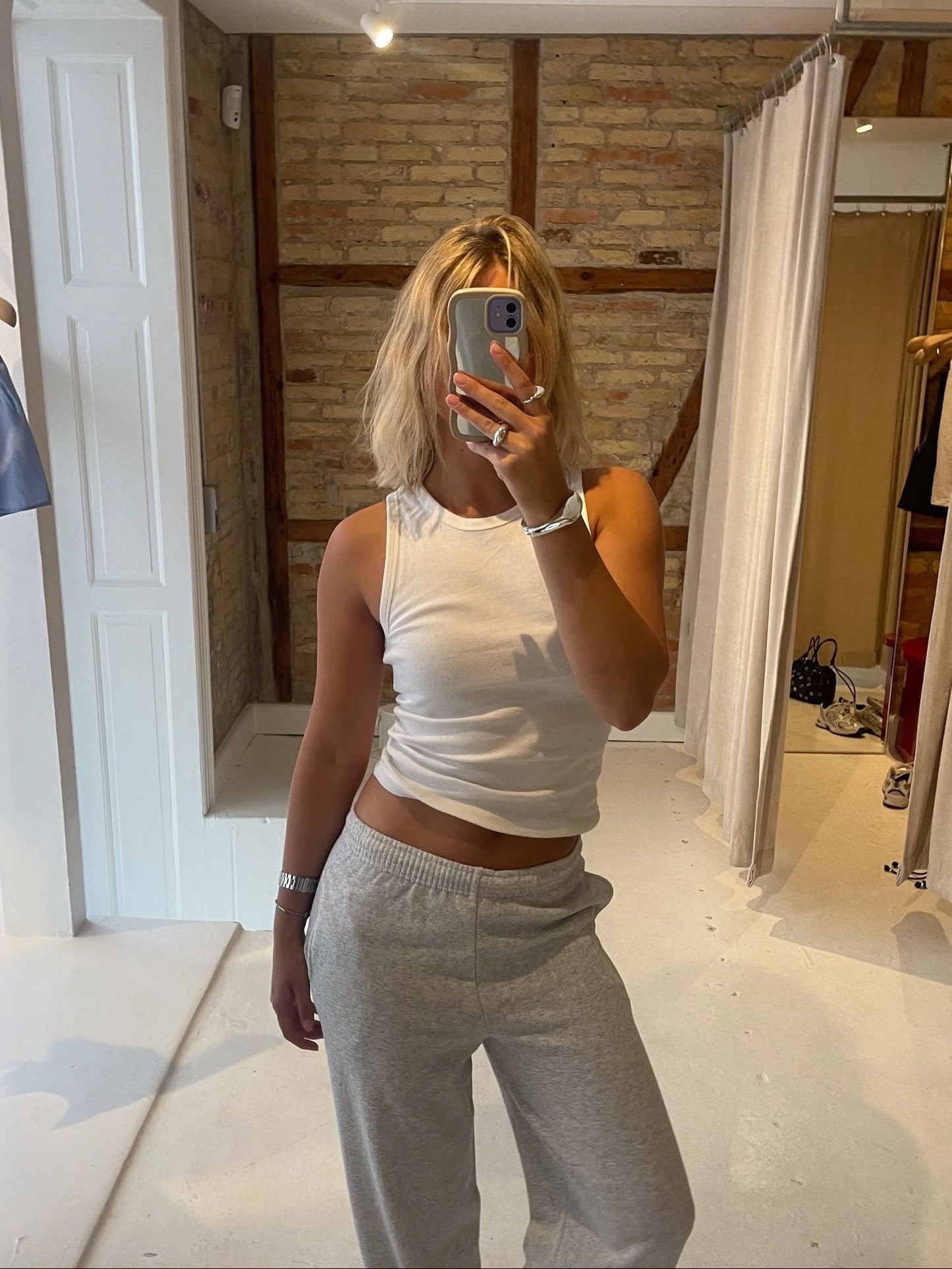 Matilda er 176 cm høj og bruger størrelse S. | hvid