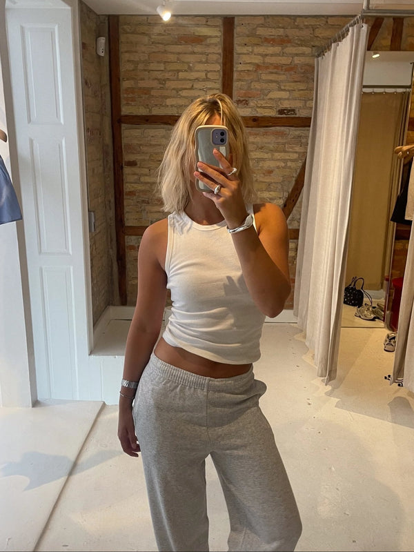 Matilda er 176 cm høj og bruger størrelse S. | hvid