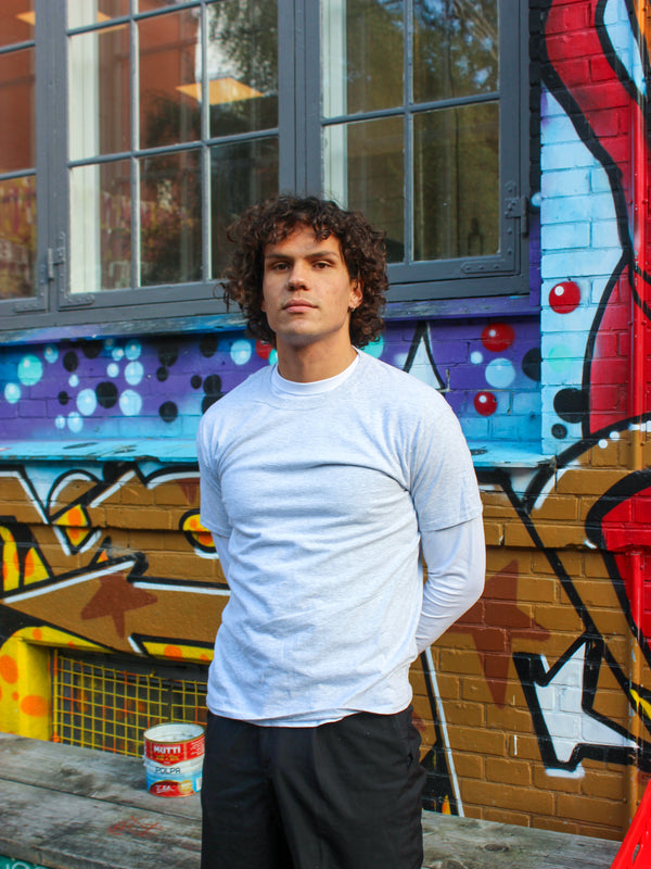 Milton er 189 cm høj og bruger størrelse XL. | grå