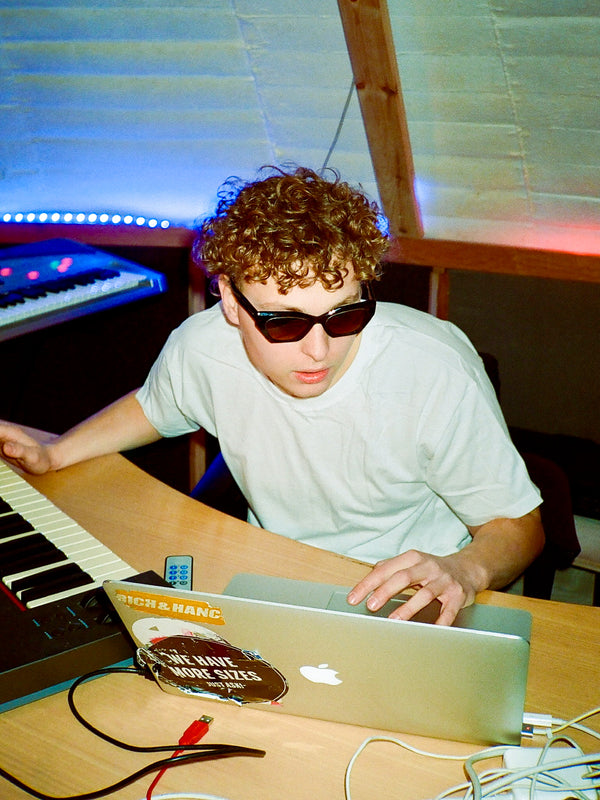 Thomas er 180 cm høj og bruger størrelse L. | hvid