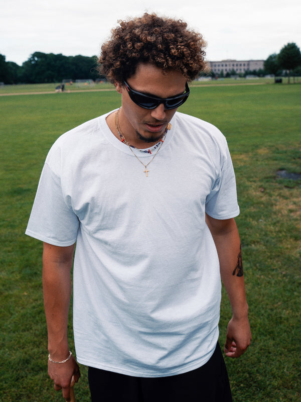 Oskar er 185 cm høj og bruger størrelse XL. | hvid