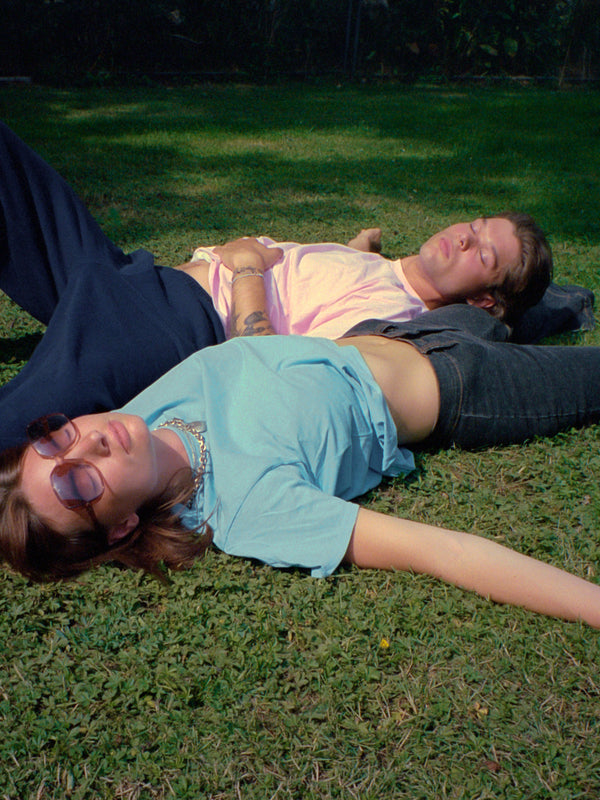 Nadia er 165 cm høj og bruger størrelse M. | lyseblå