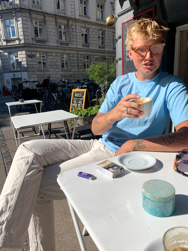 Robert er 188 cm høj og bruger størrelse M. | lyseblå