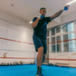 Hamza er 193 cm høj og bruger størrelse L. | mørkeblå