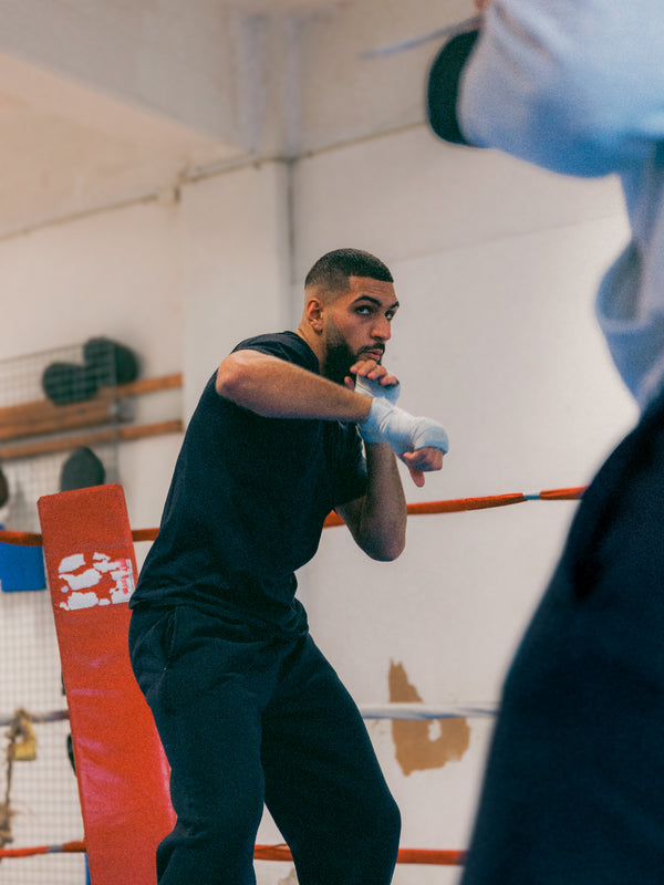 Hamza er 193 cm høj og bruger størrelse XL. | mørkeblå