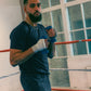 Hamza er 193 cm høj og bruger størrelse L. | mørkeblå