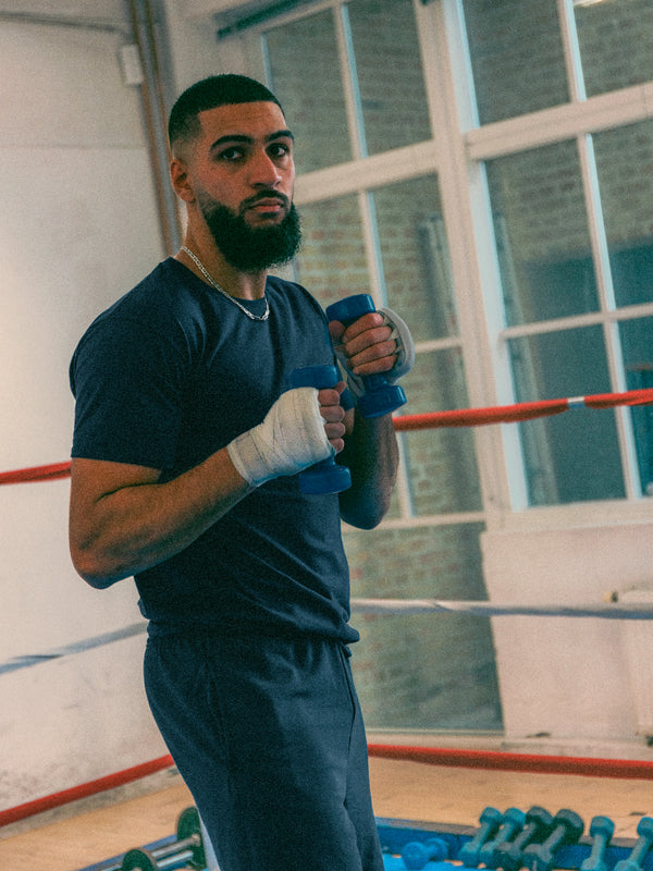 Hamza er 193 cm høj og bruger størrelse XL. | mørkeblå