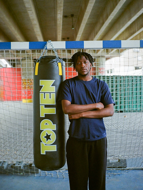 Maxwell er 190 cm høj og bruger størrelse XL. | mørkeblå