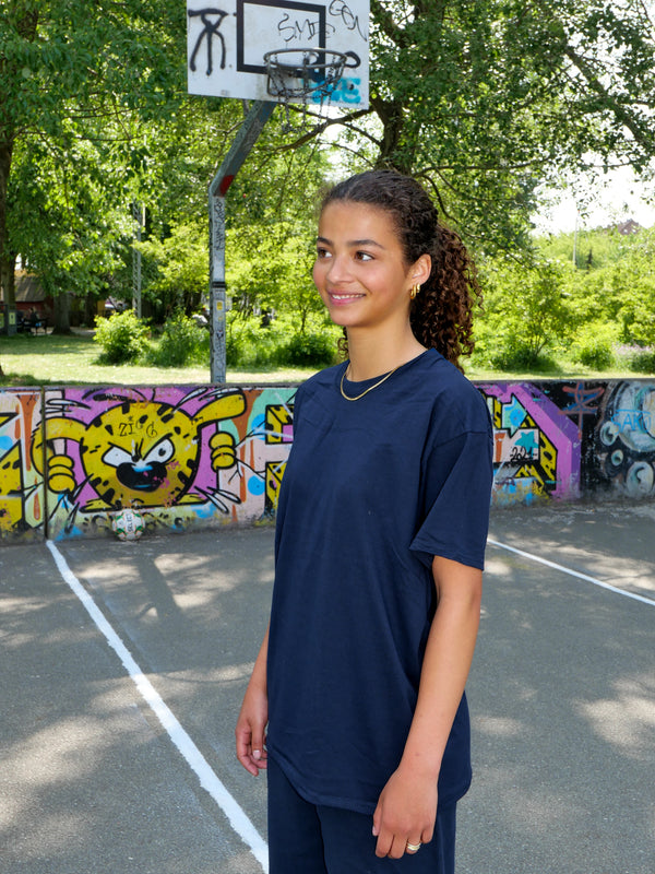 Selma er 172 cm høj og bruger størrelse M. | mørkeblå