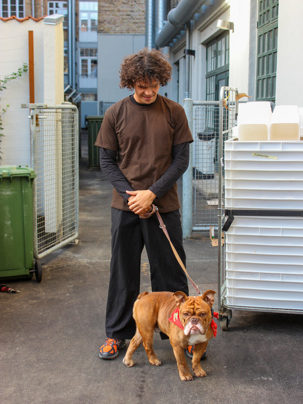 Milton er 189 cm høj og bruger størrelse L. | mørkebrun