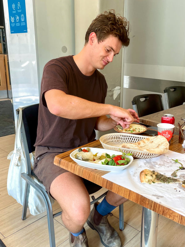 Gustau er 186 cm høj og bruger størrelse L. | mørkebrun