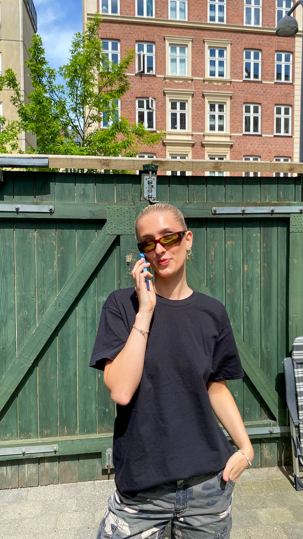 Celina er 179 cm høj og bruger størrelse L. | sort