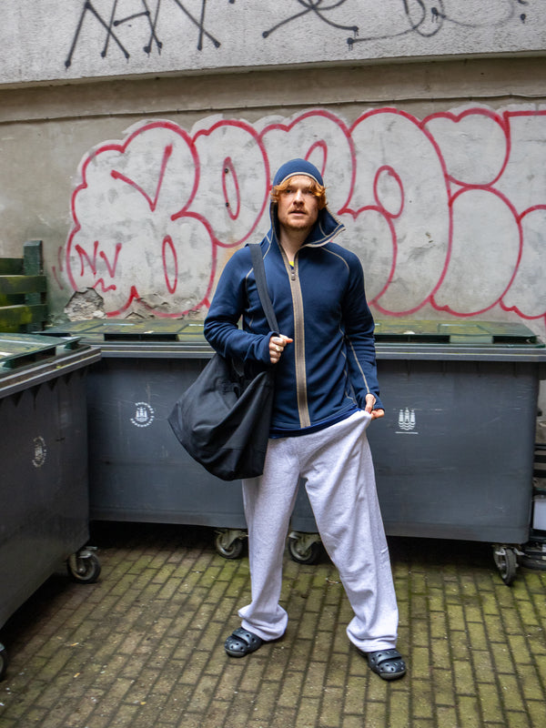 Karl William er 185 cm høj og bruger størrelse XL. | grå