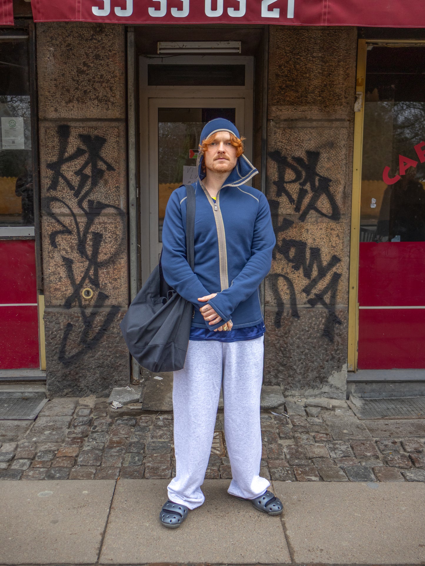 Karl William er 185 cm høj og bruger størrelse XL. | grå