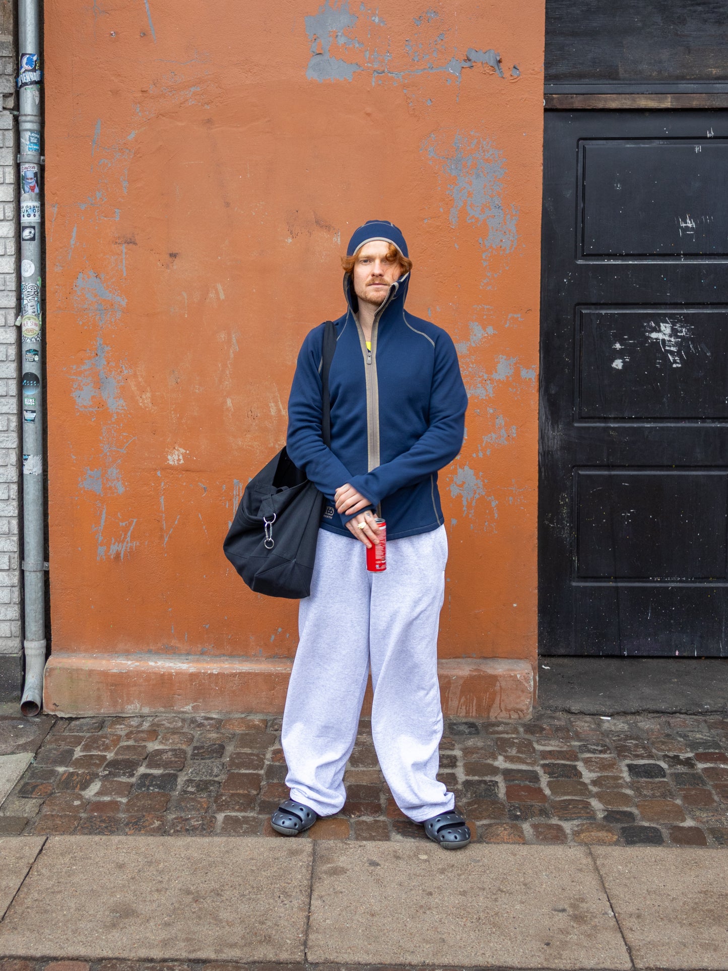 Karl William er 185 cm høj og bruger størrelse XL. | grå