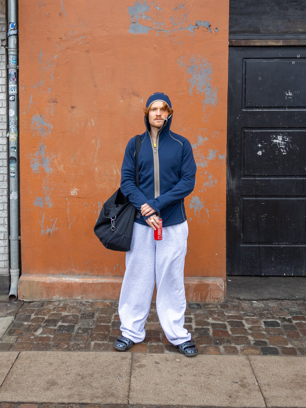 Karl William er 185 cm høj og bruger størrelse XL. | grå