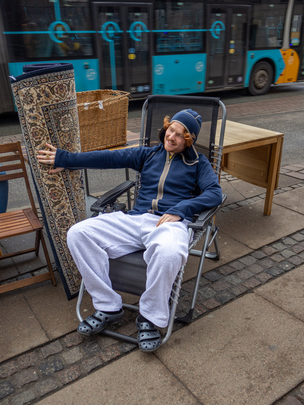 Karl William er 185 cm høj og bruger størrelse XL. | grå