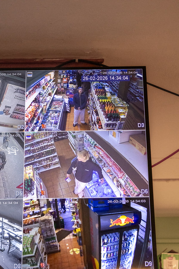 Karl William er 185 cm høj og bruger størrelse XL. | grå