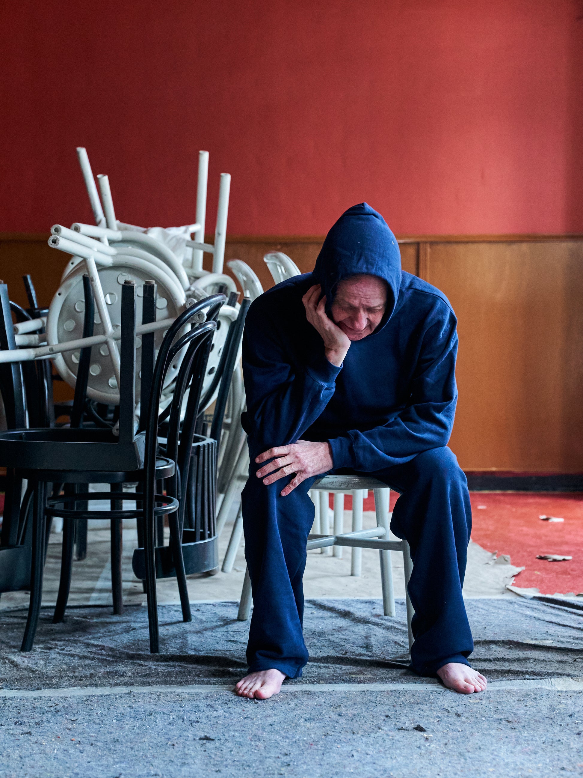 Knud er 183 cm høj og bruger størrelse 
L. | mørkeblå