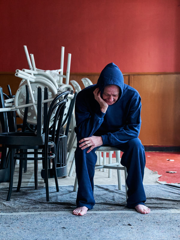 Knud er 183 cm høj og bruger størrelse 
L. | mørkeblå