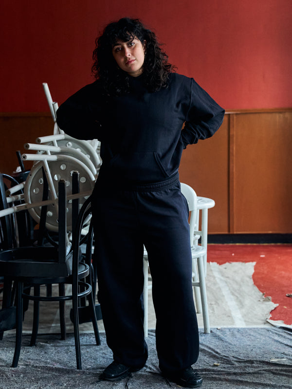 Mina er 165 cm høj og bruger størrelse 
L. | sort