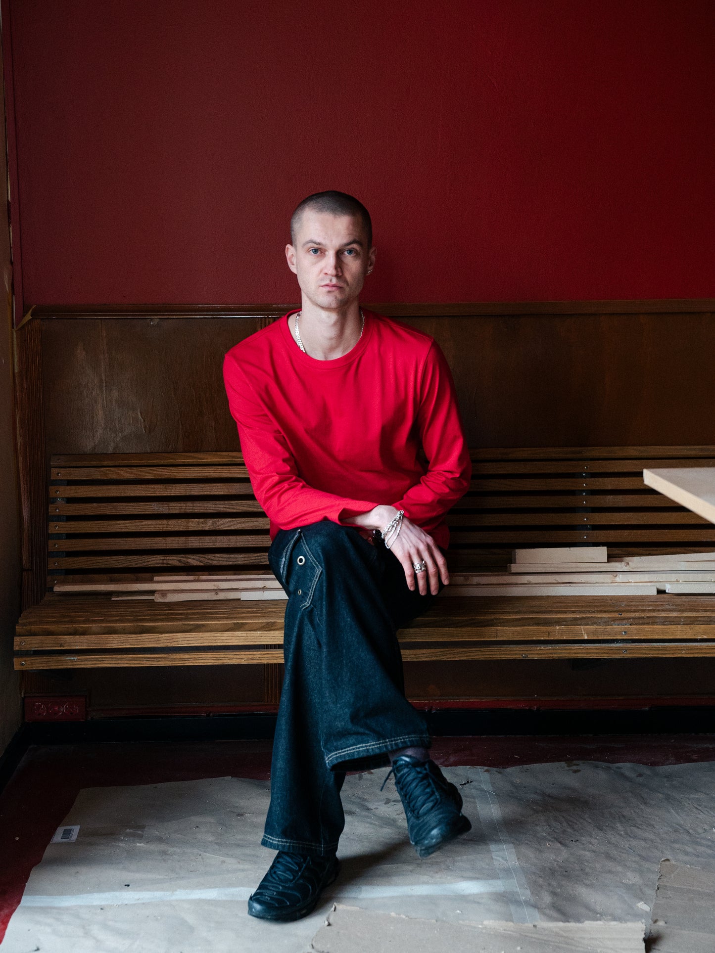 Viggo er 195 cm høj og bruger størrelse XL. | rød