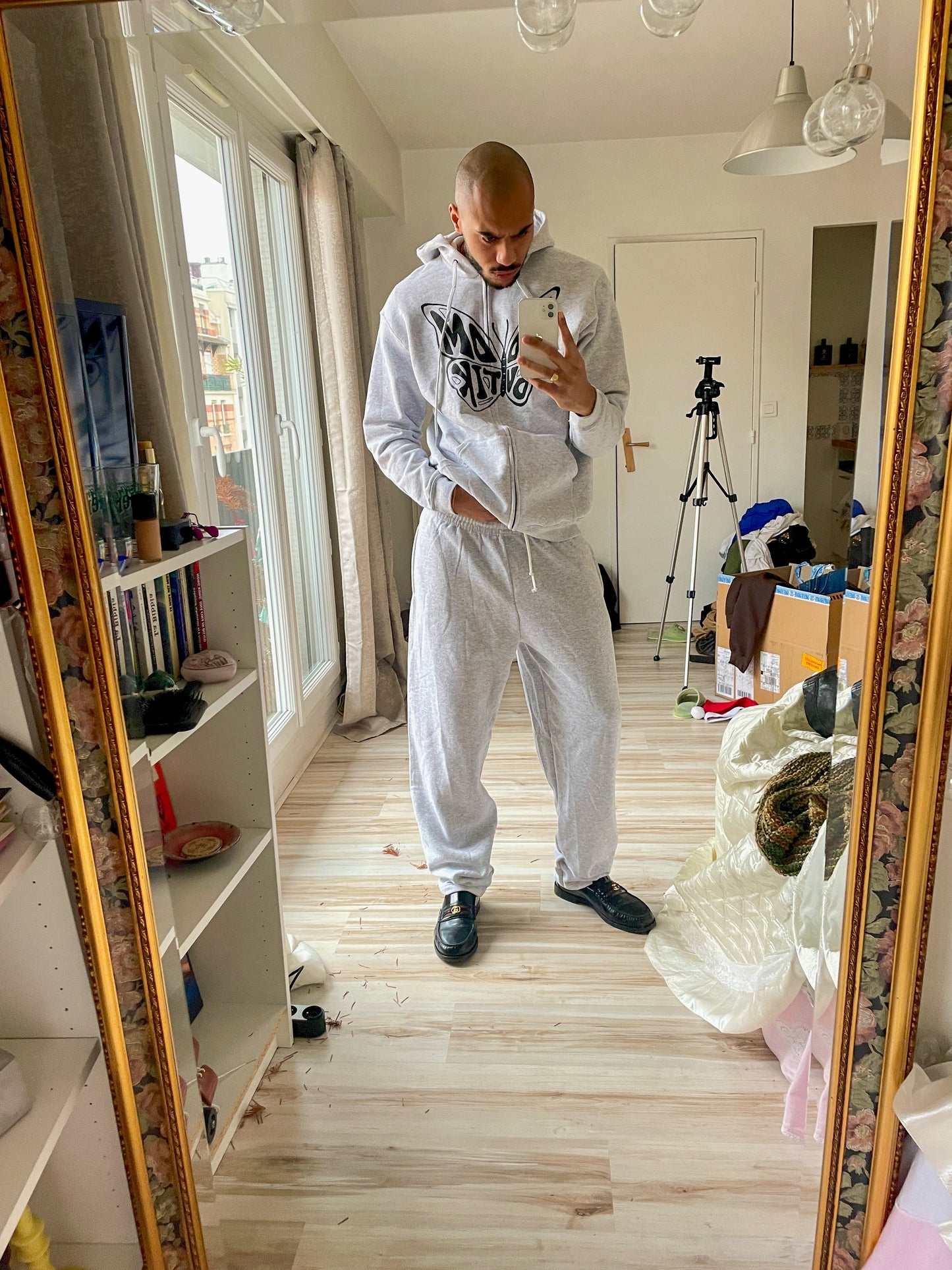 Arthur er 187 cm høj og bruger størrelse XL. 