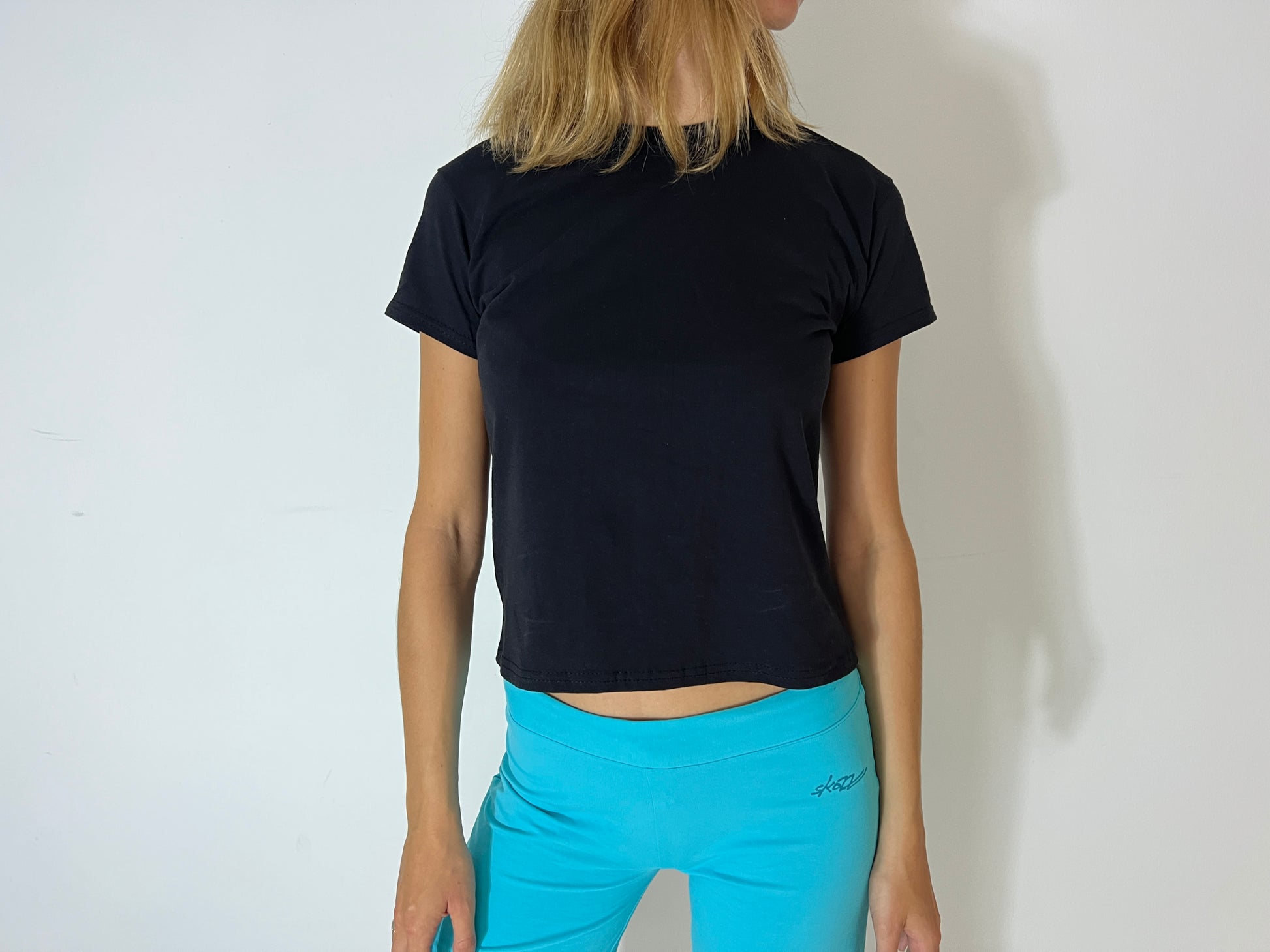 Lea er 178 cm høj og bruger størrelse S (5-6 år).