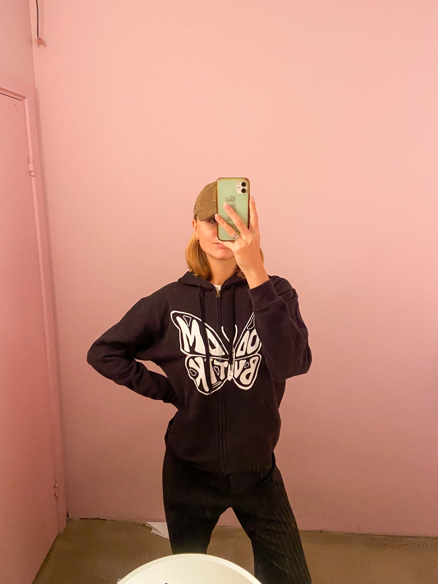 Lea er 178 cm høj og bruger størrelse M. | sort med hvidt logo