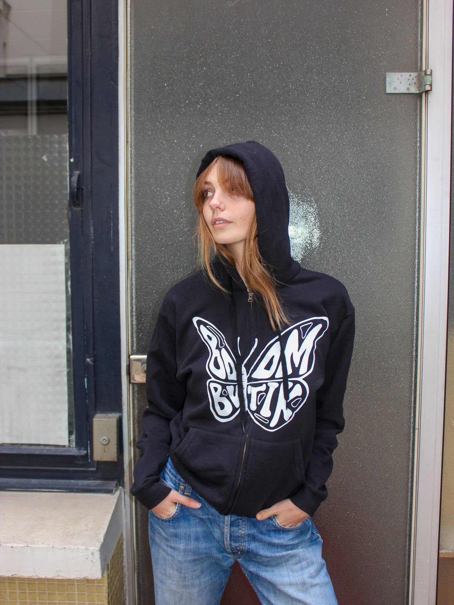 Lova er 176 cm høj og bruger størrelse S.