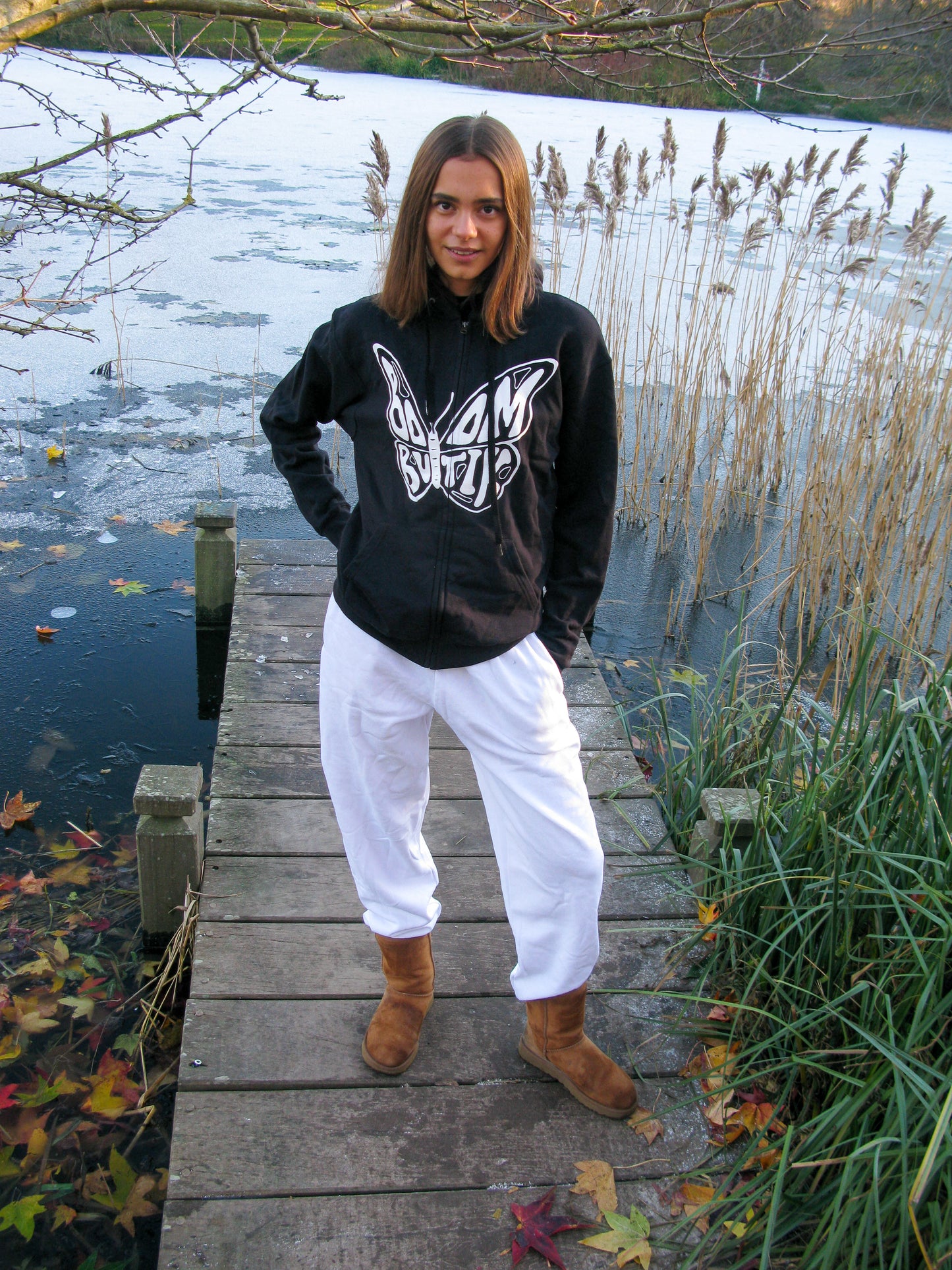 Sarah er 178 cm høj og bruger størrelse L. | sort med hvidt logo