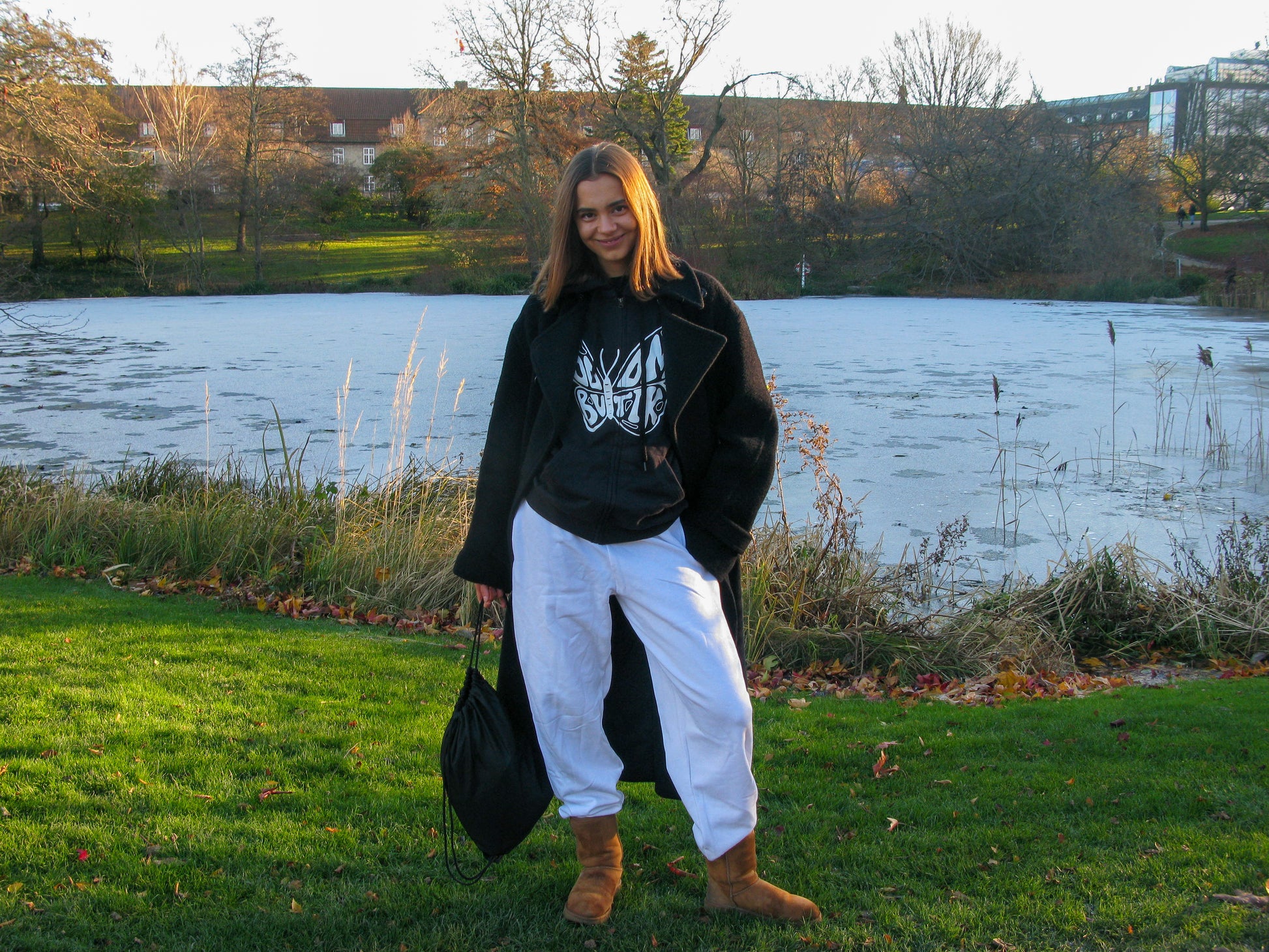 Sarah er 178 cm høj og bruger størrelse L. 