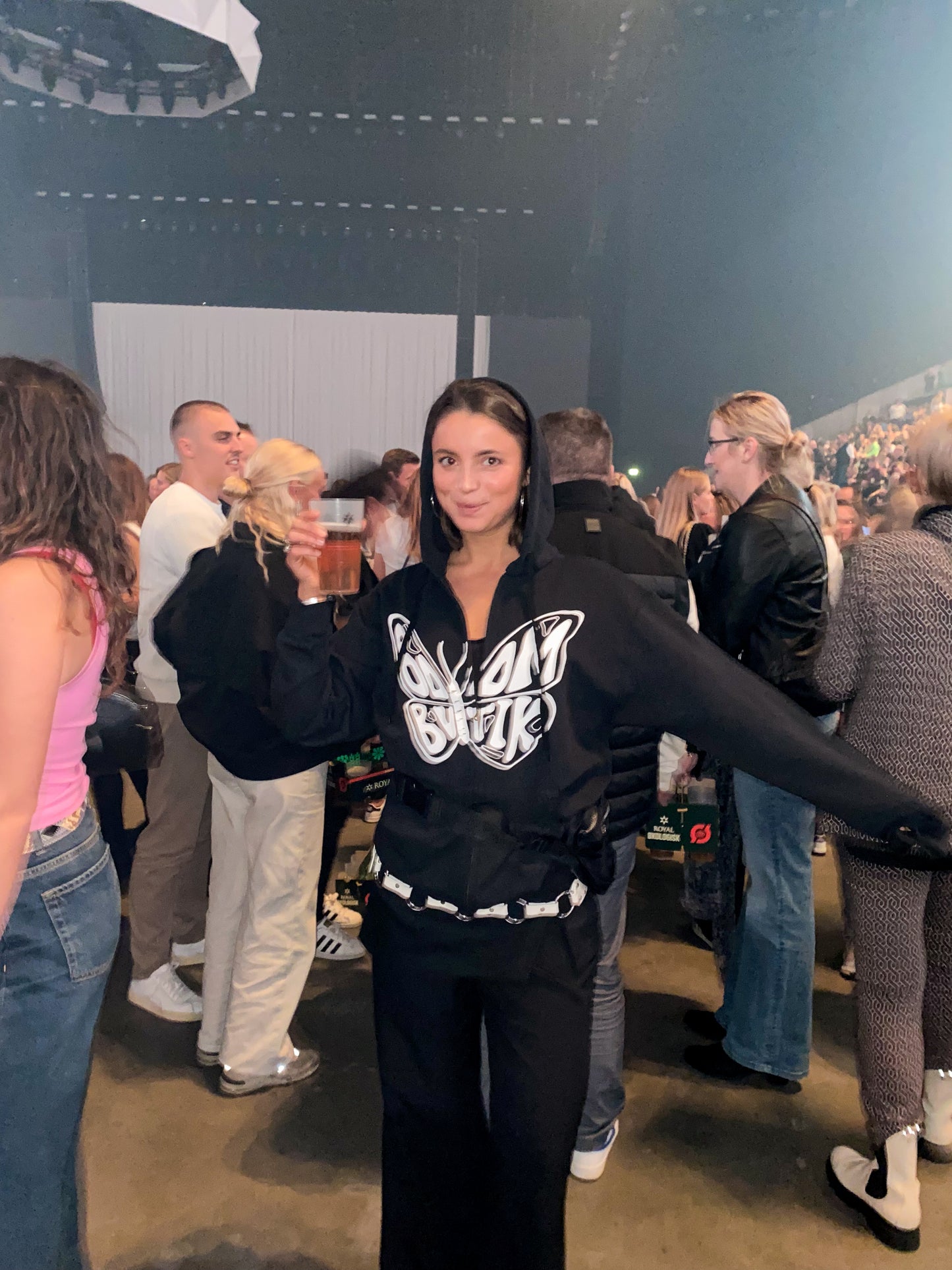 Sofie er 165 cm høj og bruger størrelse L. | sort med hvidt logo