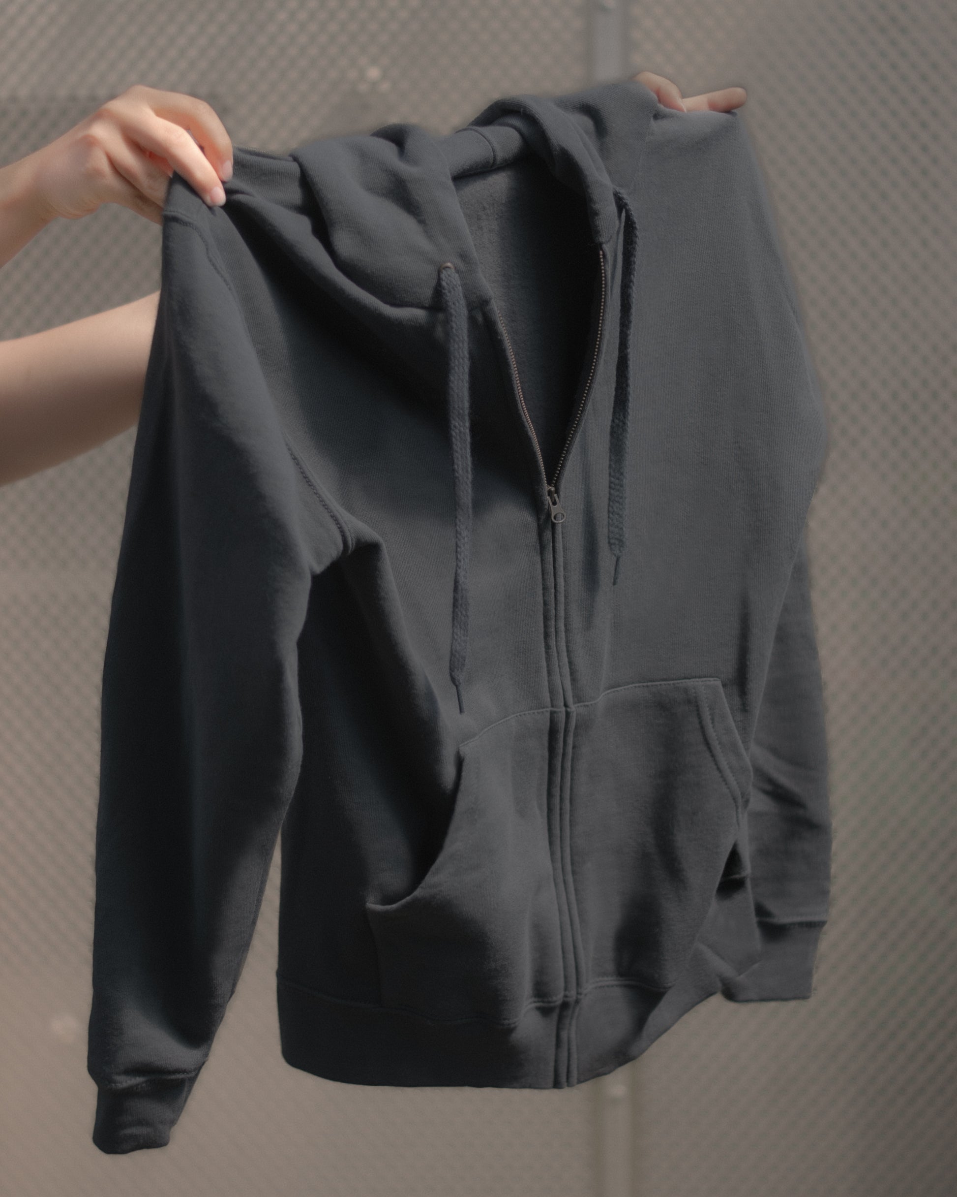 Mørkegrå hoodie med lynlås!