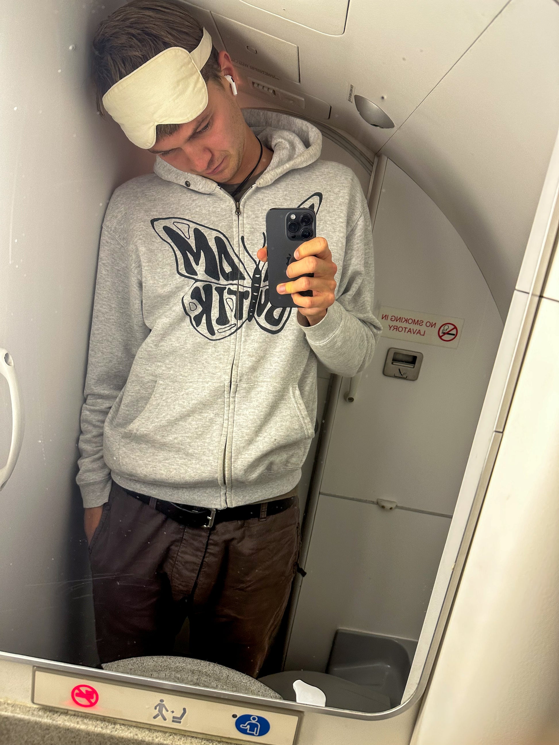 Viggo er 195 cm høj og bruger størrelse L.