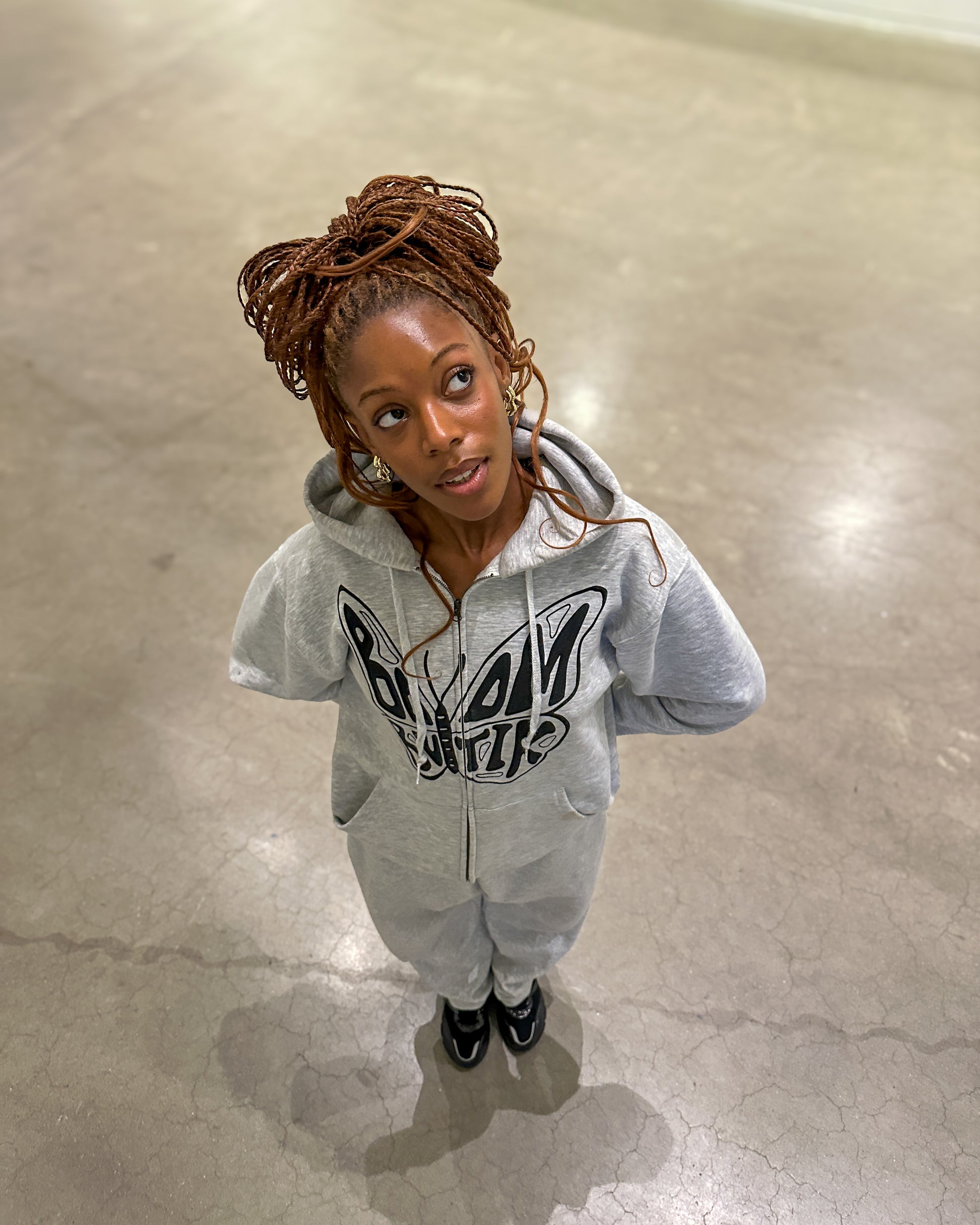 Jemimah er 174 cm høj og bruger størrelse L. 