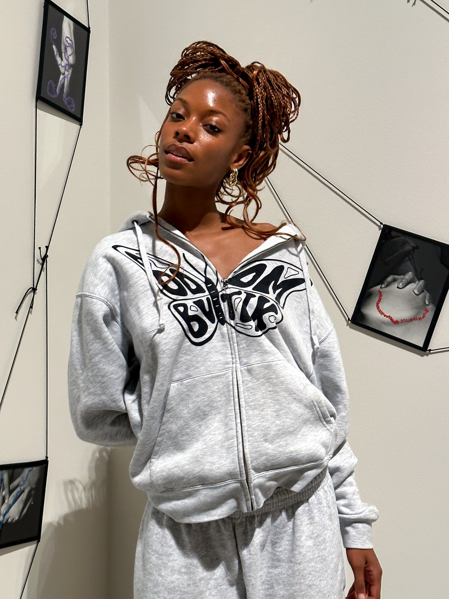 Jemimah er 174 cm høj og bruger størrelse L. 