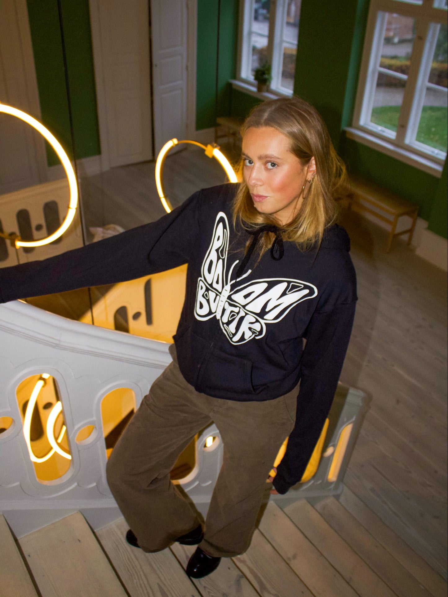 Dagmar er 173 cm høj og bruger størrelse M. | sort med hvidt logo