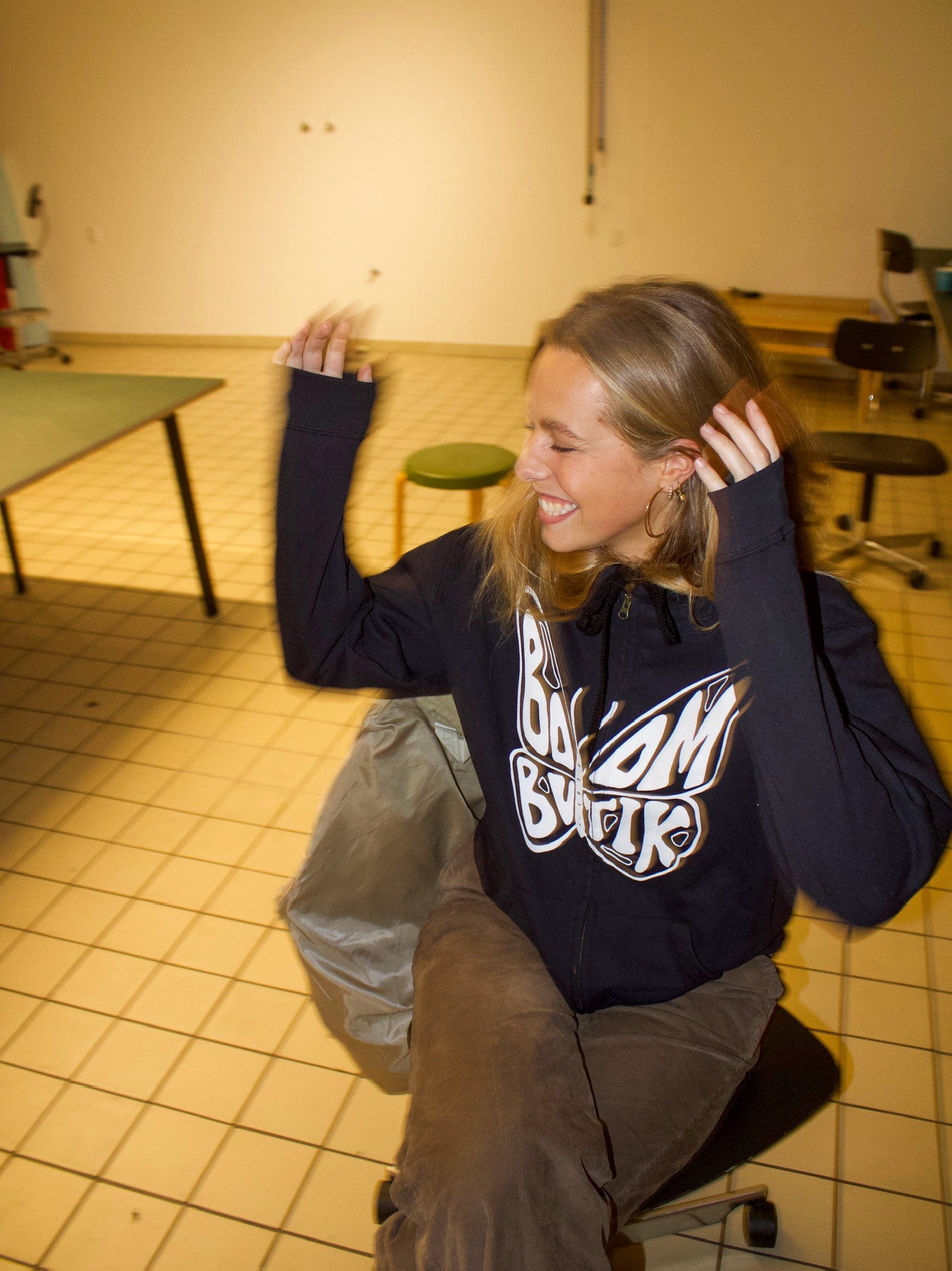 Dagmar er 173 cm høj og bruger størrelse M. | sort med hvidt logo