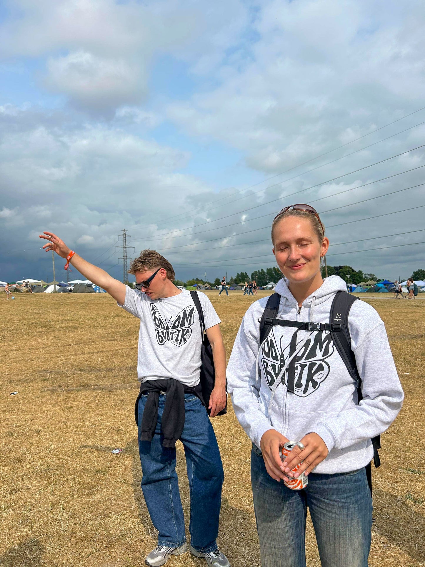 Jakob er 182 cm høj og bruger størrelse L. 
