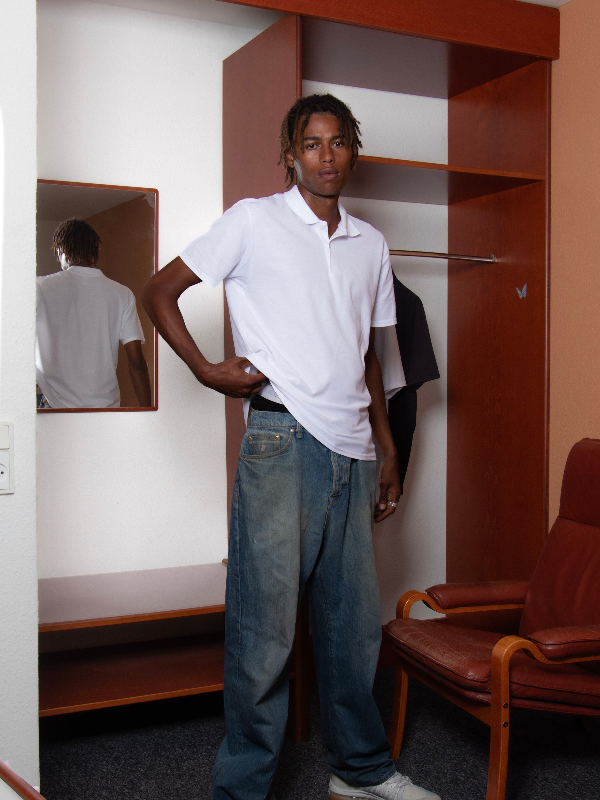 Youssouf er 189 cm høj og bruger størrelse L. | hvid