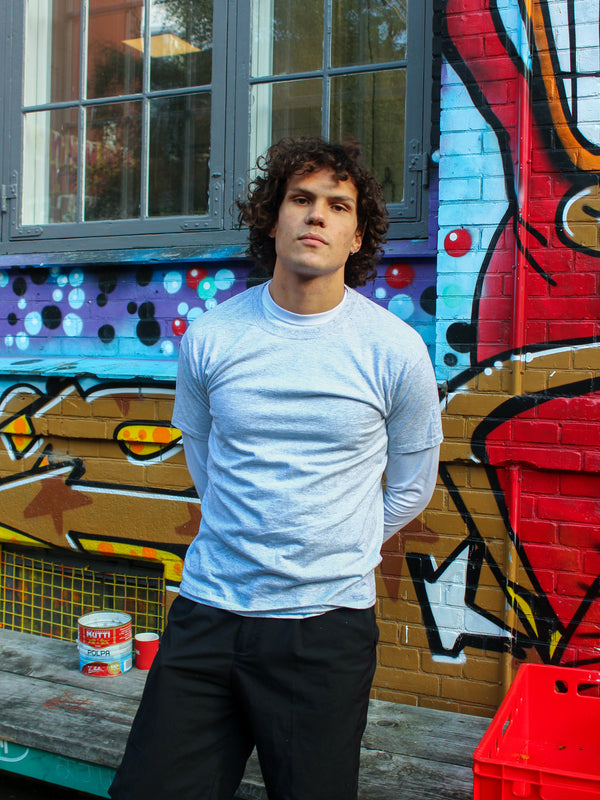 Milton er 189 cm høj og bruger størrelse XL. | hvid