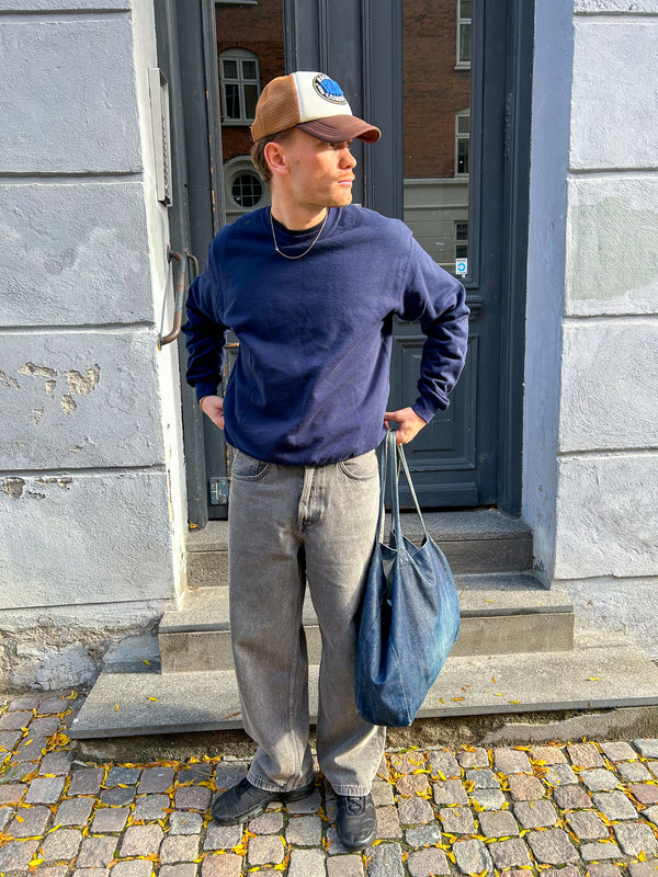 Sylvester er 184 cm høj og bruger størrelse L. | mørkeblå