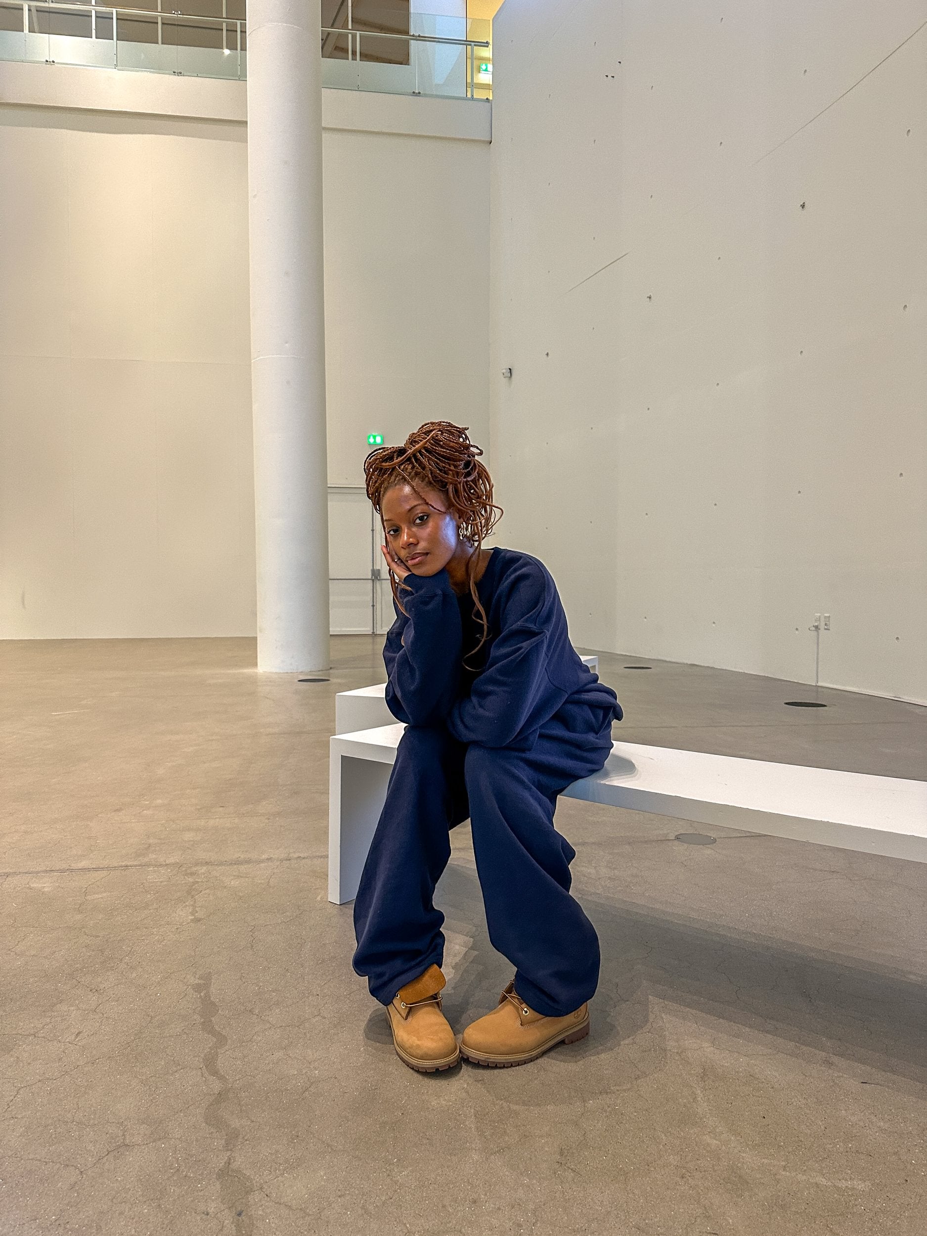 Jemimah er 174 cm høj og bruger størrelse L.