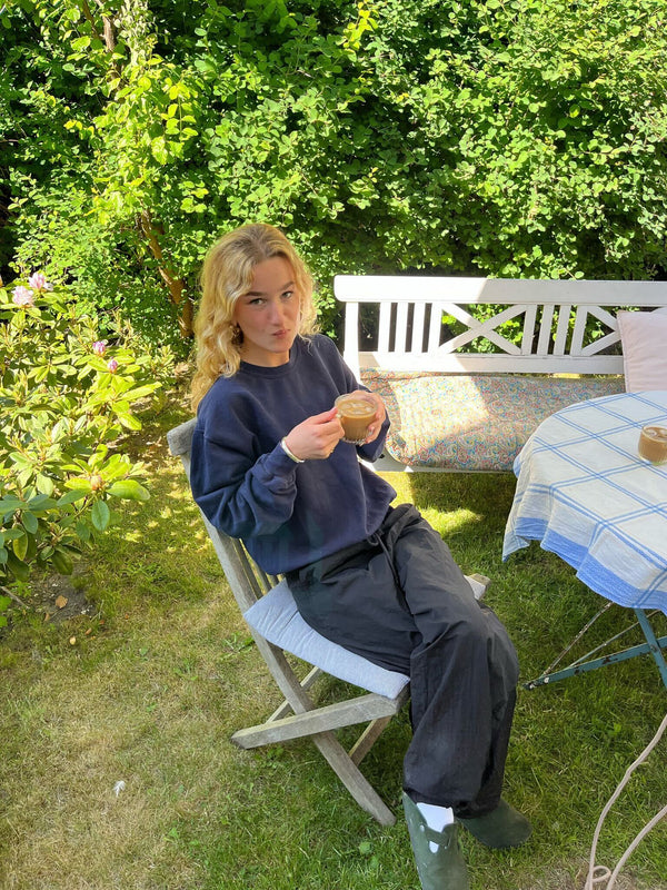 Iskaffe og crewneck !| mørkeblå