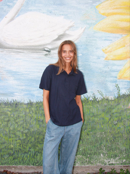 Sarah er 178 cm høj og bruger størrelse M. | mørkeblå